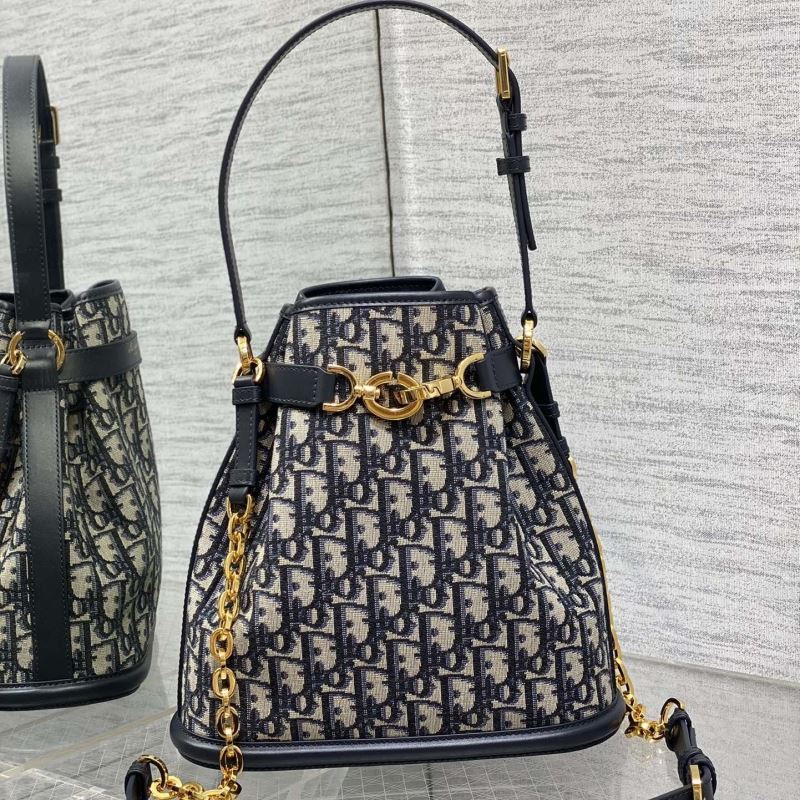 D*or bucket bags